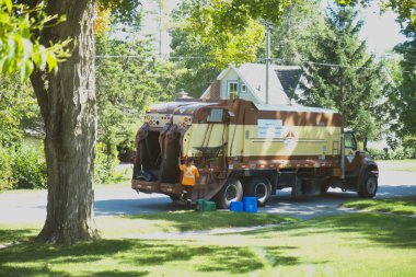 Port Perry, Kanada - Eylül 05 2023: tam çöp tenekeleri ve geri dönüşüm varoşlarına konuldu ve belediye işçilerim toplandı.