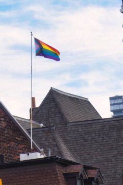 Toronto, Kanada - 25 Ekim 2022: İniş gökkuşağı lgbtqa bayrağı gay kilise caddesinde bar restoranları ve dükkanlarıyla