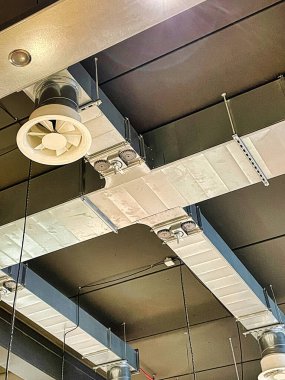 Den Haag, Hollanda - 14 Aralık 2021: Ofisteki profesyonel hava kontrol sistemi, büyük metal temiz hava kanallarıyla tavana kuruldu