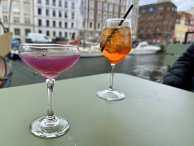 Kopenhag, Danimarka - 24 Temmuz 2023 Kopenhag teras masasında kokteyl bardakları. Yüksek kalite fotoğraf