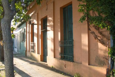 Colonia del sacramento, uruguay - 2 Kasım 2022: UNESCO 'nun dünya mirası kolonisinin Barrio tarihine ait tarihi bir yapı ve yeşil kepenkleri var.