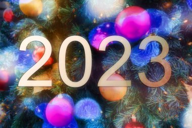 Tatil sezonundaki bulanık Noel ışıkları ve 2023 tabelası.