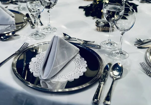 Table Exclusive Bien Préparée Dans Restaurant Avec Couverts Verres Linge Photo De Stock
