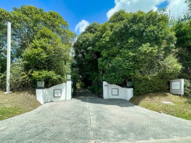 Montevideo, uruguay - 31 Ekim 2022: etrafında büyük zarif ağaçlar olan bir çiftlik ya da malikâneye giriş