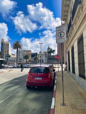 Montevideo, Uruguay - 31 Ekim 2022: Başkanlık ofisi için ayrılmış bir alanda bir araba park edilmiştir.