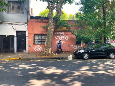 Buenos Aires, Arjantin - 29 Ekim 2022: Latin bir yetişkin ve bir çocuk Palermo mahallesinde kaldırımda yürüyorlar.