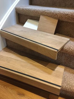 Den Haag, Hollanda - 25 Şubat 2020: Merdivenlerde bir merdiven yenileme projesi için ahşap numune parçaları görülüyor