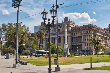 Buenos aires, Argentina - 28 Ekim 2022: Önünde küçük bir park bulunan tarihi bir binada bulunan yüksek mahkeme veya adalet sarayı
