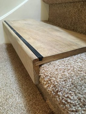 Den Haag, Hollanda - 25 Şubat 2020: Merdivenlerde bir merdiven yenileme projesi için ahşap numune parçaları görülüyor