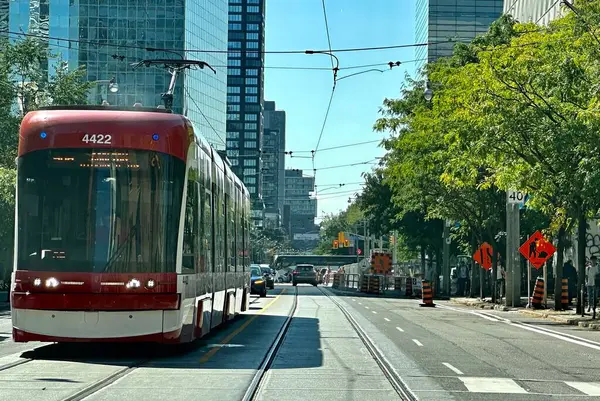 Toronto, Kanada - 15 Eylül 2023: Şehir merkezi, hareketli ve kalabalık şehir merkezi.
