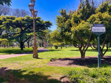 Buenos Aires, Arjantin - 27 Ekim 2022: Plaza oriental del urugauy 'u gösteren bir sokak şarkısı