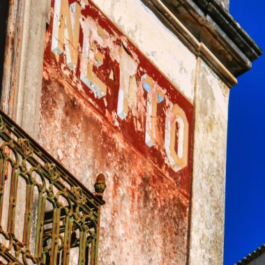 Lizbon, Portekiz - 6 Mart 2008: Balkonun yanında eski bir reklamı gösteren bir duvar