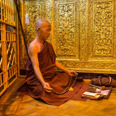 Yangon, Myanmar - 3 Aralık 2012: Budist bir keşiş Lotus 'ta altın bir Yangon Myanmar tapınağında yerde meditasyon yapıyor.
