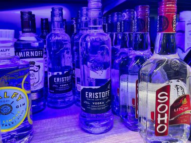 Thones, Fransa - 10 Eylül 2022: Şarap, şampanya ve alkollü içeceklerle dolu bir Fransız süpermarketinin likör bölümünde bir kabuk.