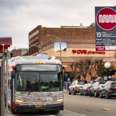 San Francisco, ABD - 13 Şubat 2020: Muni toplu taşıma otobüsü Polk 'ta bir otobüs durağında duruyor