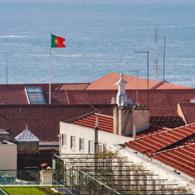 Lizbon, Portekiz - 5 Mart 2008: Teras ve panoramik manzaralı lüks çatı daireleri