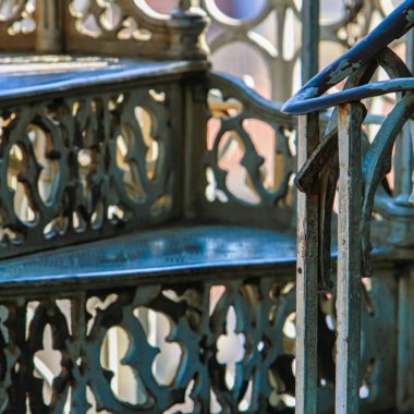 Lizbon, Portekiz - 5 Mart 2008: Asansör binasında eski bir metal spiral merdiven