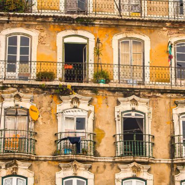 Lizbon, Portekiz - 7 Mart 2008: Yıkanma sırasında tarihi bir binanın cephesi hatlarda kuruyor