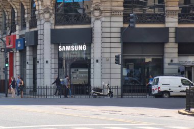 Buenos Aires, Arjantin - 28 Ekim 2022: Asyalı elektronik üreticisi Samsung 'un şehirde şirket logosu dışında bir mağazası var.