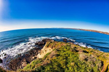 Point Reyes, ABD - 03 Mart 2012: Bir yürüyüşçü Amerikan ve Asya plakalarının bir araya geldiği noktaya doğru yürüyor. Kuzey 'de San Andreas' ın kasa hattının kesildiği özel bir yer.