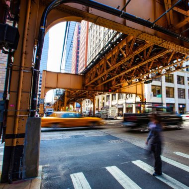 Chicago, ABD - 18 Eylül 2009: Şehir merkezindeki metro viyadük üzerinde ve halka denir