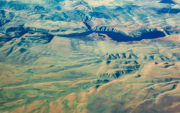 Hanford, ABD - 14 Ekim 2013: Yüksek çöl. Çöldeki dağlar, gölgeler ve su deposu..