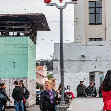Moskova, Rusya - 11 Eylül 2010: metro istasyonunun girişinin hemen yanında M harfli bir metropol tabelası duruyor.