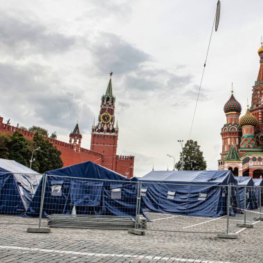 Moskova, Rusya - 11 Eylül 2010: Kremlin 'in duvarlarının manzarası ve üzerinde altın saat olan bir kule ve Aziz Basil Kilisesi' nin kubbeleri