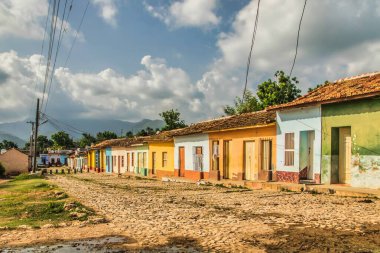 Trinidad, Küba - 15 Temmuz 2018: 18. yüzyılda hala taş kaldırımlı caddeleri olan eski bir İspanyol sömürge kasabası. Sokak boyunca renkli evler