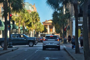 Charleston, Birleşik Devletler - 7 Kasım 2022: Şehir merkezindeki küçük caddelerin etrafında renkli cepheli dükkanları ve dükkanları olan eski tarihi bina