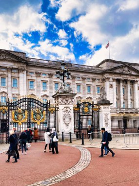 Londra, Birleşik Krallık - 6 Mart 2022: Buckingham Sarayı 'nın giriş kapısı önünde turistler ve diğer ziyaretçiler