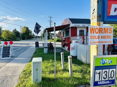 Port Perry, Kanada - 12 Ağustos 2023: Yol kenarındaki küçük bir açık hava büfesi sosisli ve Kanada poutine satıyor.