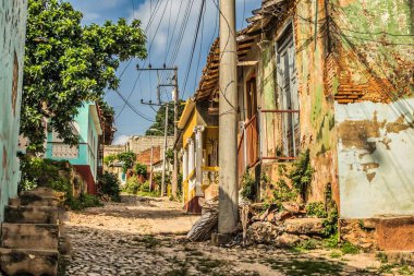 Trinidad, Küba - 15 Temmuz 2018: 18. yüzyılda hala taş kaldırımlı caddeleri olan eski bir İspanyol sömürge kasabası. Bir aşağı cadde