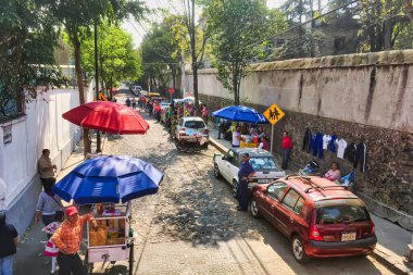 Mexico City, Mexico - 27 Nisan 2010: Bir kadın, kaldırımda battaniyeli ve hediyelik eşya satan Meksikalı bir sokak satıcısı