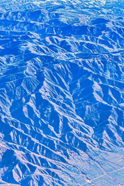 Pekin, Çin - 17 Temmuz 2010: Çin 'de keskin kenarları ve gölgeleri olan gizemli bir dağ sırası