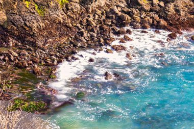 Mendocino, ABD - 16 Şubat 2020: Pasifik Okyanusu 'nun dalgaları Mendocino kıyılarındaki kayalara su çarpmasına neden oldu