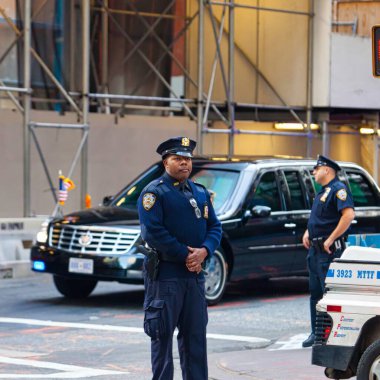 New York, ABD - 21 Eylül 2009: VIP diplomatik araçlar bir polis tarafından engellenmiş bir kavşağın üzerinden geçiyor