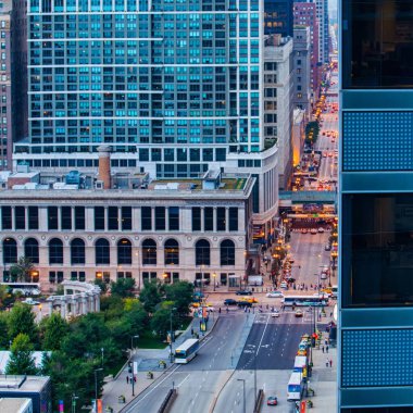 Chicago, ABD - 18 Eylül 2009: sokaktaki hava durumu şehir merkezinin gerçek şehir atmosferini gösteriyor