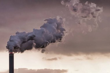 Rotterdam, Hollanda - 22 Kasım 2021: Gündüz vakti, siyah duman veya gaz borularından çıkan dumanlarla dolu bir limanda oldukça kirletici bir kara kömür santrali