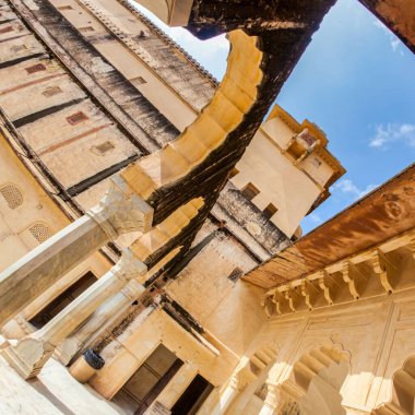 Jaipur, Hindistan - 16 Eylül 2011: Jaipur Hindistan 'daki saray avlusunda birçok mimari sütun ve kemer