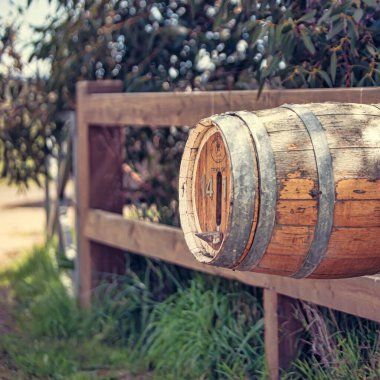 Melbourne, Avustralya - 08 Ekim 2009: Bir şaraphanenin çitinde, garaj yolunun başında posta kutusu olarak bir şarap fıçısı asar.