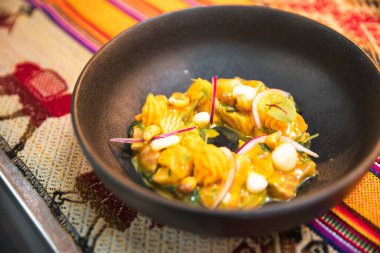 Hollanda, den haag - 11 Temmuz 2023: çiğ balık limon soğanı ve diğer yerel malzemelerle birlikte bir Peru ceviche deniz ürünleri tabağı