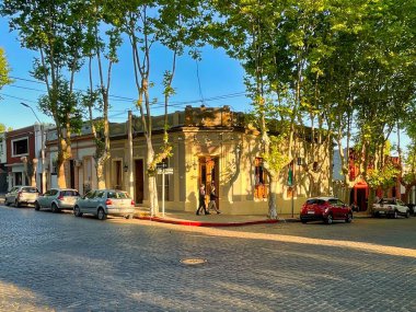 Colonia del sacramento, uruguay - Kasım 12022: UNESCO dünya mirası kolonisinin Barrio tarihinin kaldırımında yürüyen insanlar