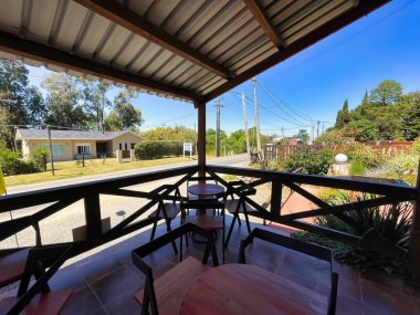 nueva helvecia, uruguay - Kasım 12022: küçük bir yerel ürün satan mağazanın gölgesinde masaları ve sandalyeleri olan küçük bir veranda