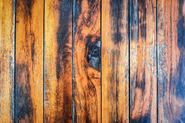 Yağlı tahtaları olan ahşap bir masa manzarası