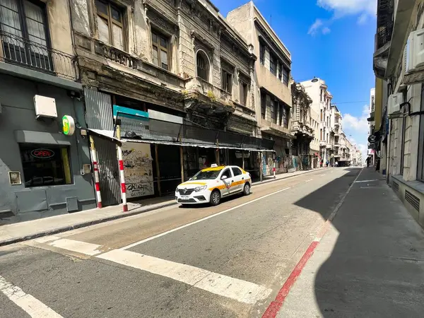 Montevideo, uruguay - 31 Ekim 2022: Ciudad vieja 'da bir taksi bir müşteriyi taşıyordu.