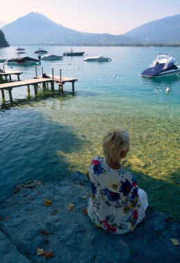 Menthon Saint Bernard, Fransa - 16 Eylül: Fransız Haute Savoie 'deki Annecy dağının eteklerinde bir kadın duruyor.