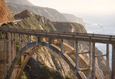 Big Sur, ABD - 18 Şubat 2020: Big Sur ve dünyaca ünlü Bixby Köprüsü 'nün etkileyici bir manzarası