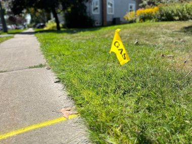 Port Perry, Kanada - 29 Ağustos 2023: Sarı gaz bayrağı yeni gaz hattının nereye inşa edilmesi gerektiğini gösteriyor