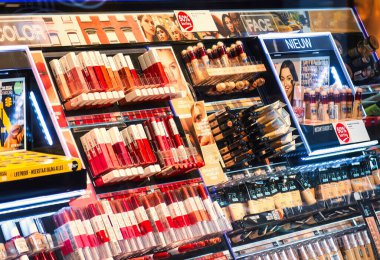 Lahey, Hollanda - 03 Ocak 2022: farklı renkte kozmetik ürünleri ayna ve testçilerin olduğu bir mağazada sergileniyor